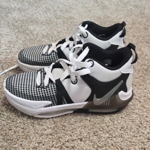 Nike Kids Lebron Witness Basketball Shoes